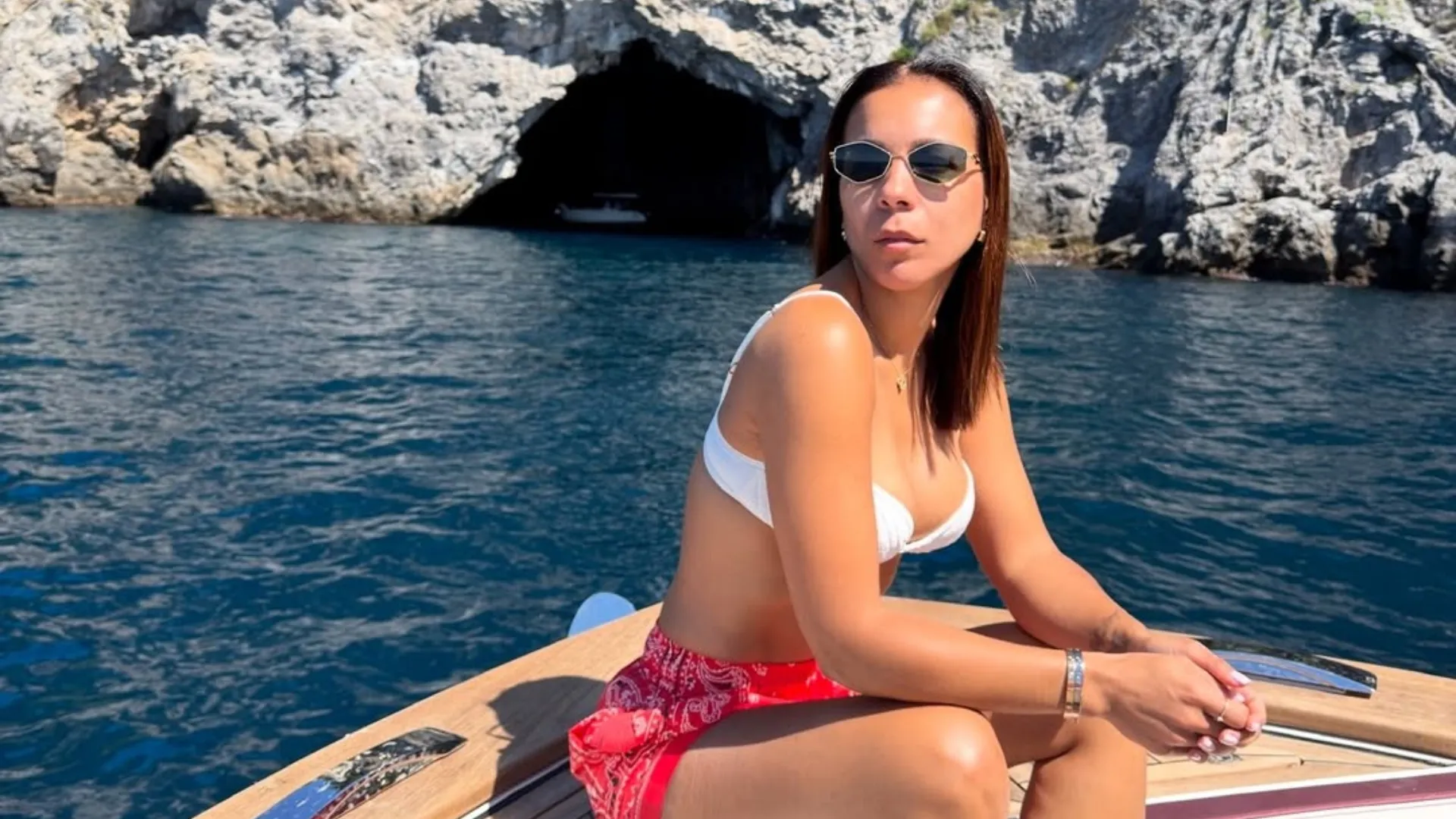 Belle Silva exibe biquíni branco em Positano, na Itália - Imagem do artigo