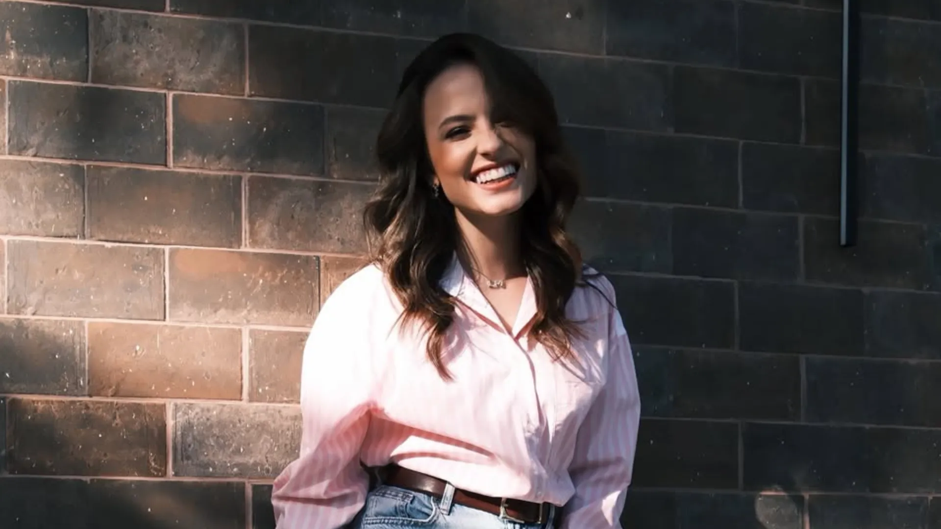 Larissa Manoela exibe cabelo natural e recebe elogios - Imagem do artigo