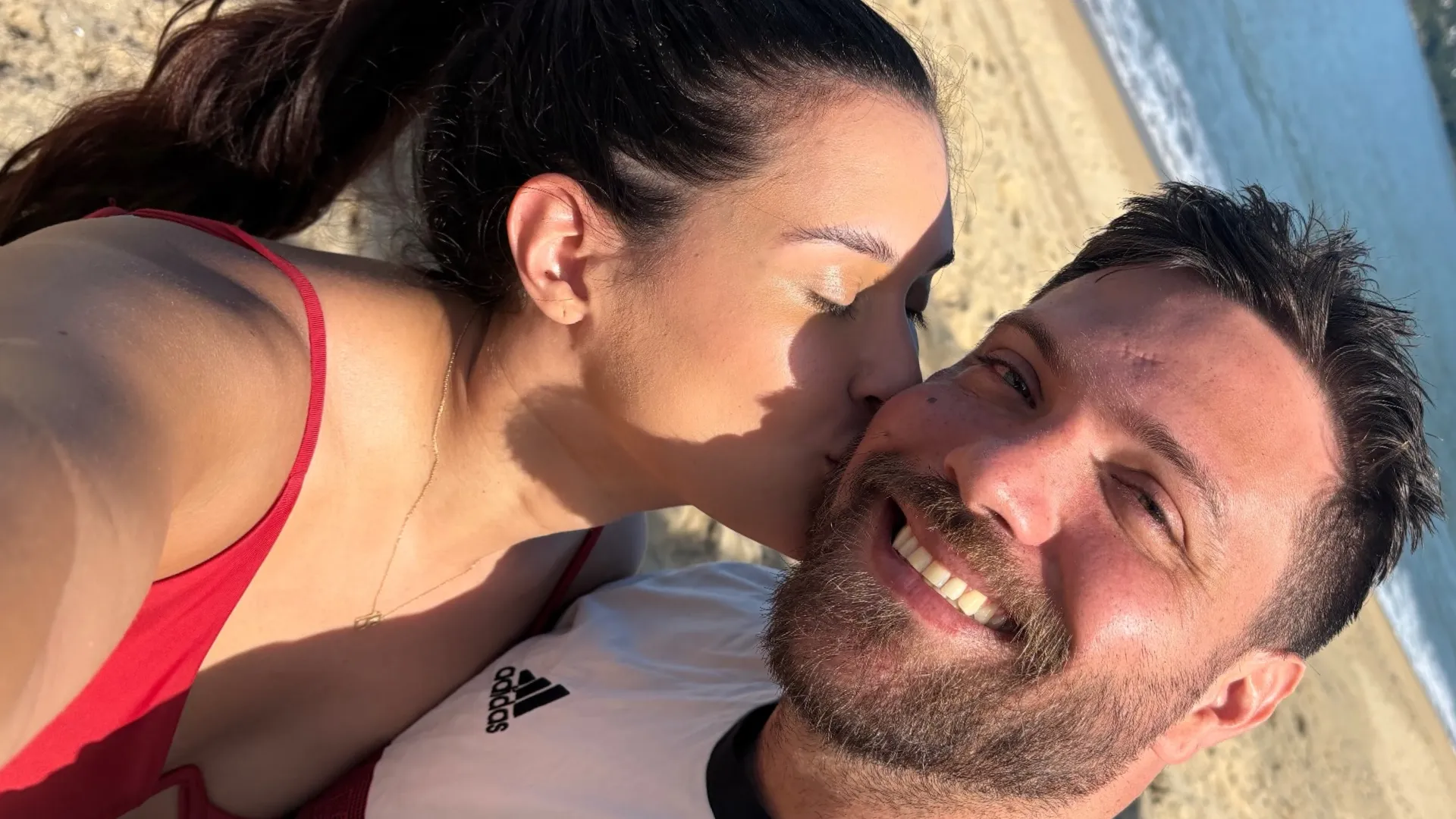 Beatriz Bonemer curte dia de praia com namorado no Rio - Imagem do artigo